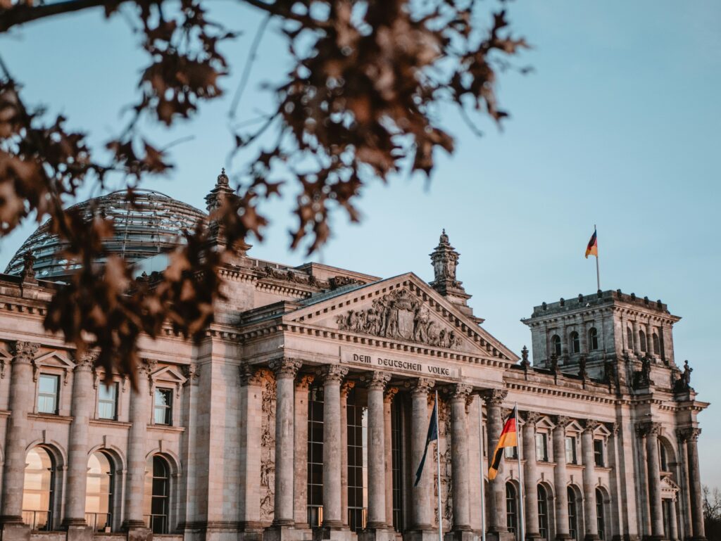 Deutschlands politische zentrale, die es internationalen Fachkräften möglich macht einen Fuß in Deutschland zu fassen.